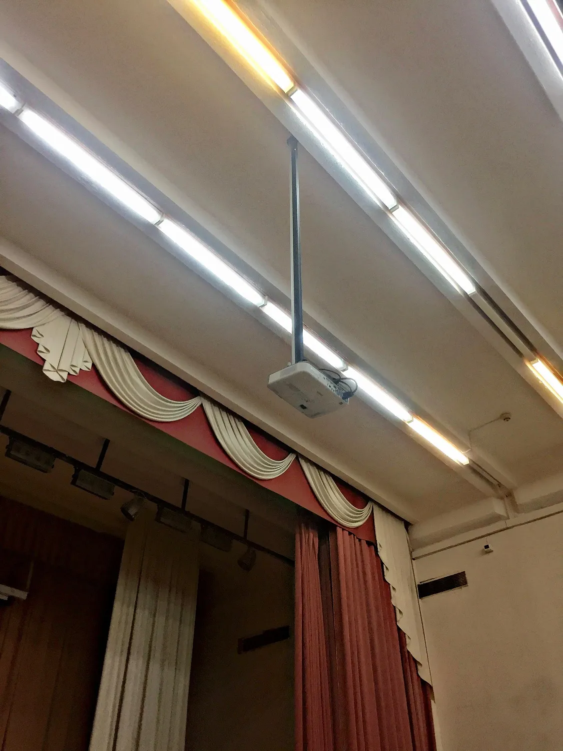 Оснащение актового зала школы интерактивным оборудованием