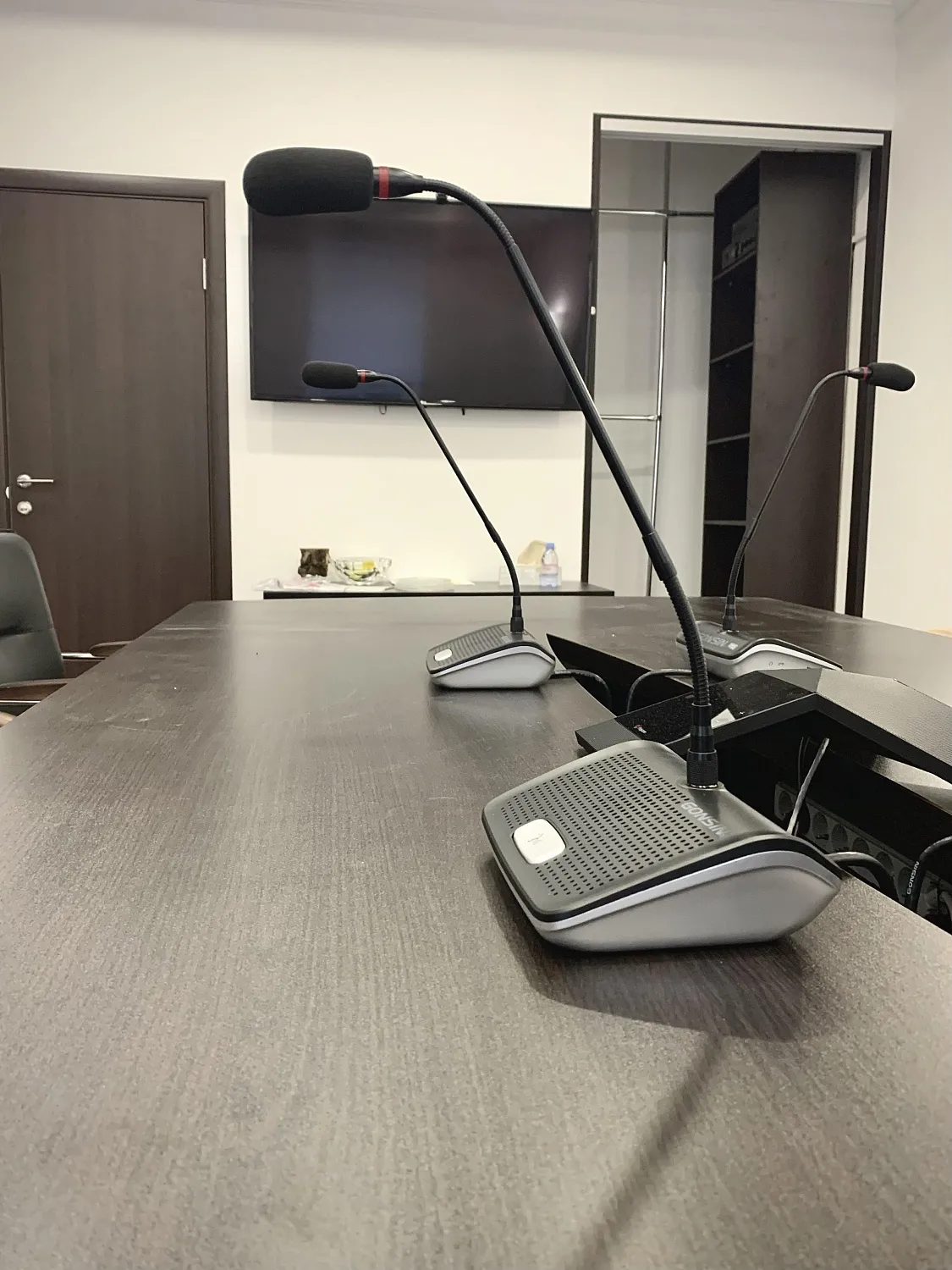 Оснащение переговорной комнаты конференц-системой