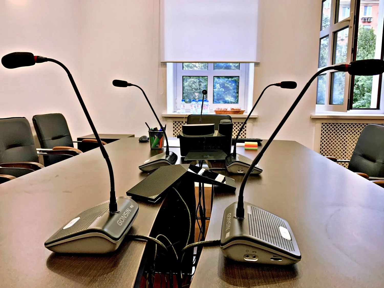 Оснащение переговорной комнаты конференц-системой