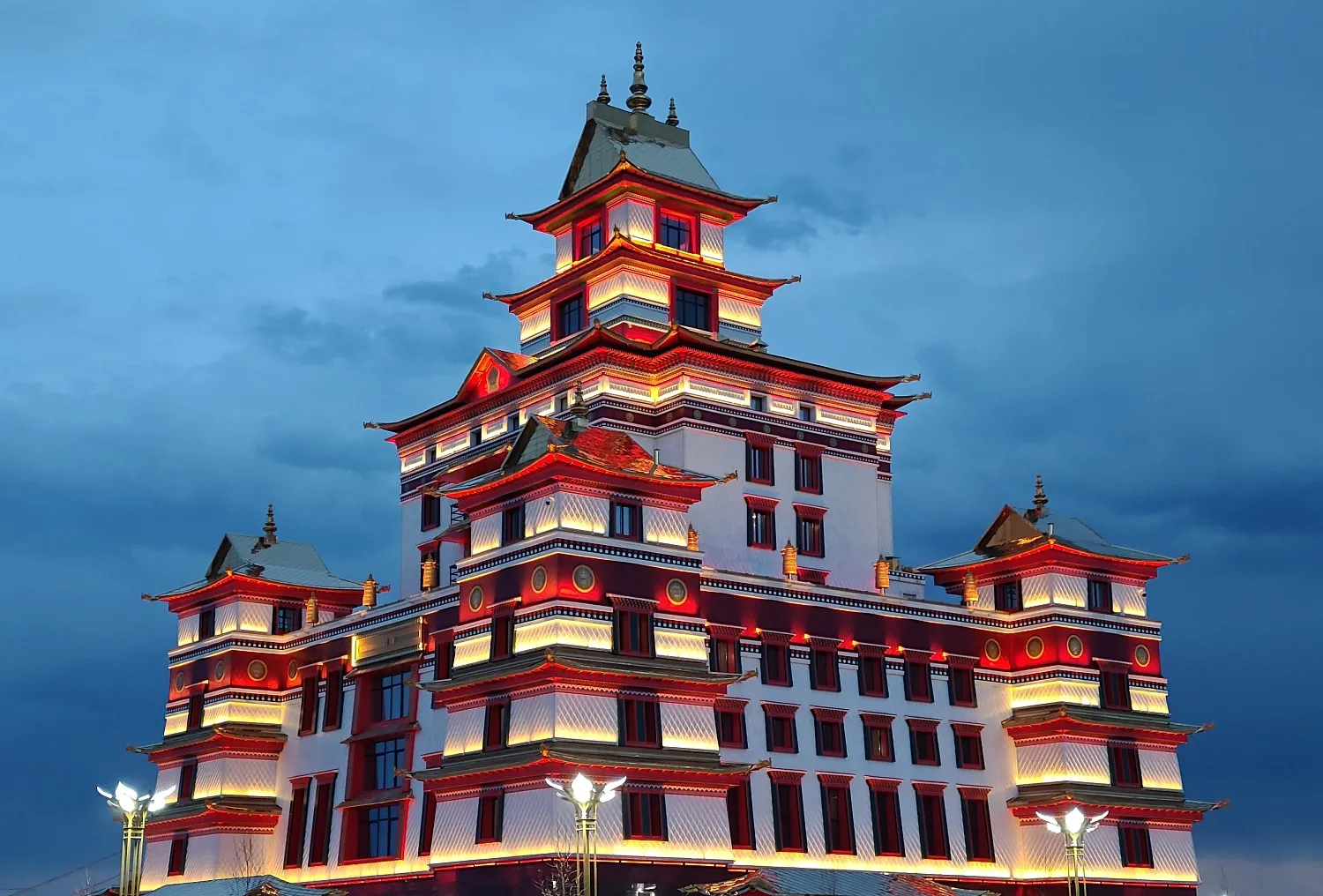 Поставка системы управления архитектурной подсветкой здания Поставка системы управления архитектурной подсветкой здания